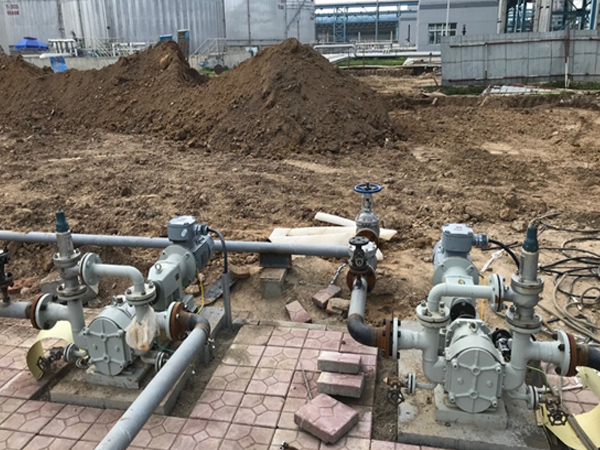 凸輪泵被用于輸送高粘度燃料油的原因是什么？